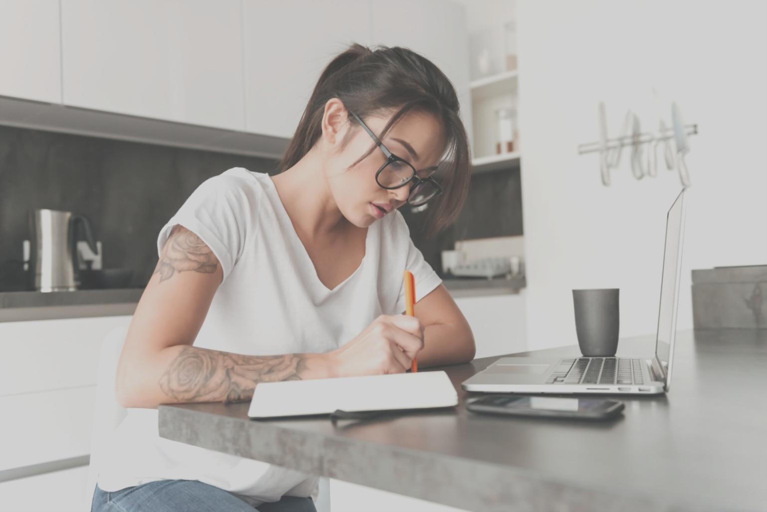 Estudiante trabajando con software de análisis financiero